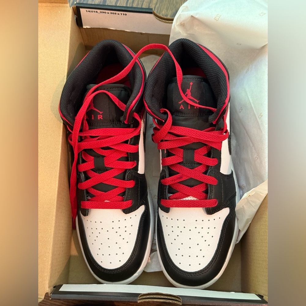 Nike Air Jordan 1 Mid GS Black/White/Red • Size 4.5Y (W 6 / M 4.5) • NWT